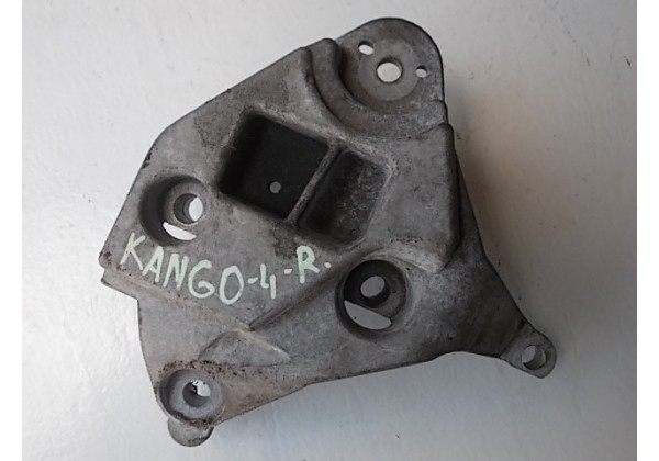 Кронштейн подушки двигуна правий Renault Clio II, Kangoo 1.5 DCi, 8200101849 *